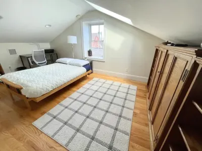 Downtown Escape ❤️ Deck, Fireplace, 95 WalkScore