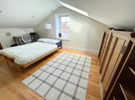 Downtown Escape ❤️ Deck, Fireplace, 95 WalkScore Отели рядом с достопримечательностью «St. John's Episcopal Church»