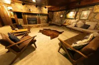 Stunning Midcentury Modern Home-Sleeps 14! 24 Private Acres: Rest-Relax-Explore