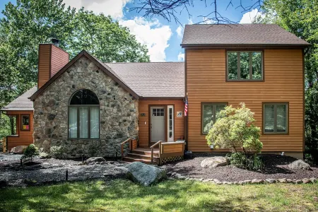 Oasis ~Lavish Lake Harmony Beauty-2 Gamerooms, Private Theatre, firepit, hot tub