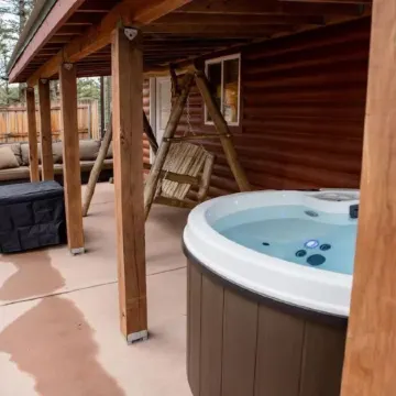 Cheerful 1-bedroom cabin with hot tub
