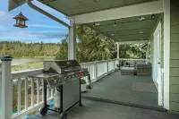 Lakehouse With Hot Tub, Covered Patio, Outdoor Fire-pit and BBQ