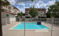 Appartement Rénové Avec Balcon Terrasse, Parking Privé et Piscine Partagée