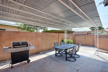 5 min  to Old Town - Prime location - Game Room - gated parking Отели рядом с достопримечательностью «Альбукерке Ботаникал Гарден»