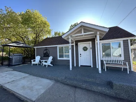 *Remodeled* Taber Street Railroad House Отели рядом с достопримечательностью «Wild West Junction»