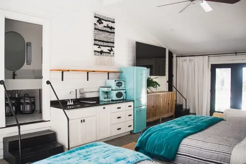 Heart of the SSI studio cottage, fresh design, WALK to shops/dinner/lighthouse