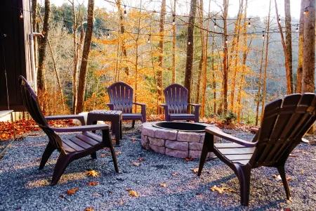 BLVCK Cabin w/ HotTub in the Mountains near Bushkill Falls