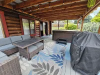 Charming, modern log cabin, steps to the lake. Bright & spacious. Ideal escape!