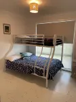 Golden Beachhouse - 5 mins from 90mile beach and shops