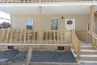 Newly remodeled 2 bdr apt, 1.5 block to the beach