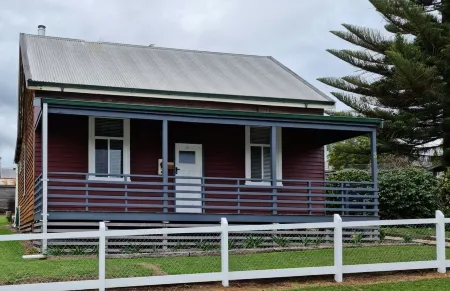 Heritage Timber Cottage - close to shops & amenities Отели в г. Пембертон