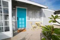 Stay in the charming SilverStrand neighborhood, 2 min walk to the sand-dogs ok! Отели рядом с достопримечательностью «Эйрпорт Селф Сторадж»