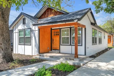 Warm and welcoming single family home minutes from Downtown San Antonio Hotels in Southside