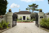 Full Ocean View Estate - In the middle of Pebble Beach Resort! 페블비치 홀 14 주변 호텔