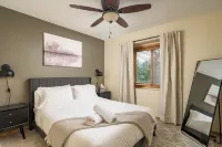 Purple Mountain Chalet - Hot Tub! - Views! - Playground! - Gameroom! - balcony