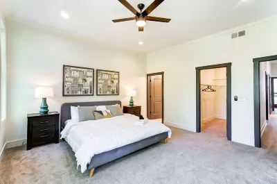 Modern Luxury Home: 7 Mins From Downtown-Sleeps 12 Hotels near At Home