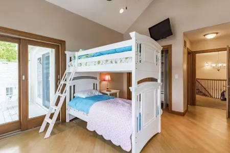 Luxury Lakefront Home on Lake James Отели рядом с достопримечательностью «Парк штата Покагон»