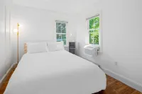 Quaint Cape Cod Cottage - 5mins to the beach, Galleries and Provincetown fun!