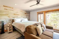 Der Steiermark Unit 108 King Studio Off Main St w/ Patio, Hot Tub & Free Parking