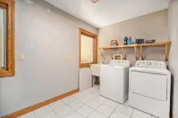 Charming Waterfront 4-bedroom house with AC and WiFi with Amazing Views!