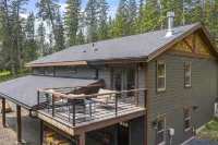 THE DEN at Hayden Lake- Hot Tub, Boat Slip, Close to Riding & Hiking Trails, Hotels in Kootenai County