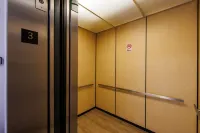 Spacious Top Floor Condo With Amazing Views
