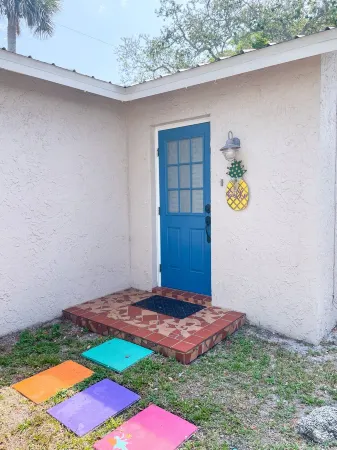 Cozy, Coastal Cottage in Art District Отели в г. Мельбурн