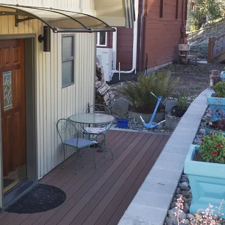 Cozy Camano Island Retreat & Gallery w/beach access.