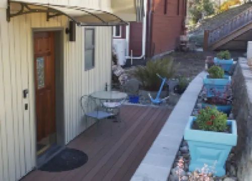 Cozy Camano Island Retreat & Gallery w/beach access.