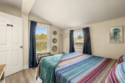 Unit 2-Walk/ Bike to Beach! Bikes Included! Hotels near Monkey Business