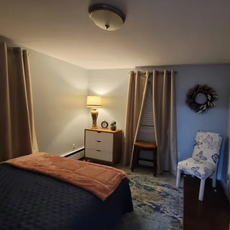 3-bedroom vacation home 6 minutes from Brown University Отели в г. Потакет