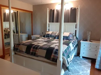 Beautiful cabin 2 story with 2 decks, near Lake Gregory, Lake Arrowhead. Hotels near Nocturnal Wonderland