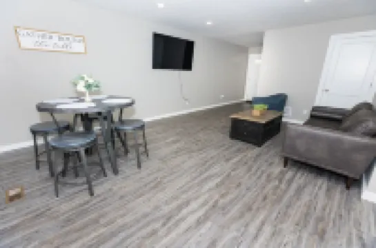 Quiet and cozy new townhome minutes from the mall exit.