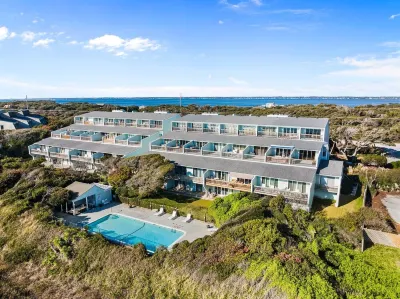 NEW to VRBO: Stunning OCEANFRONT Condo in Pine Knoll Shores on Emerald Isle. Pine Knoll Shores附近的飯店