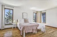 6k SQ. FT./ 72 Acre Wildlife Preserve/ Hot Tub/ Grand Views Hotels in 