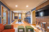 5 min to NRG Park + hot tub + fire pit + game room