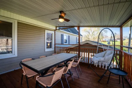 5 min to NRG Park + hot tub + fire pit + game room