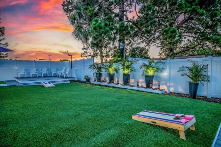 House with Heated Pool and Outdoor kitchen close to Siesta Key Beach!!