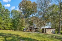 Privacy and peace at the cozy Cabin. Family friendly and pet friendly