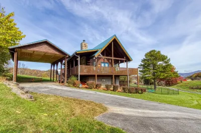 Mountain Views / Dog-Friendly & Fully Fenced Yard