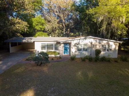 Modern Home Near UF, Stadium - Private Gazebo, Pets!