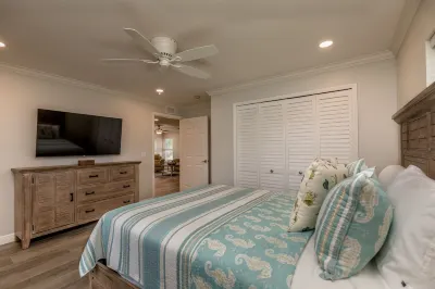 🍹🌞 Boater's Paradise!  Fenced Yard, Boat Parking, 6 miles to Beach!