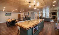 12 Bed, 6 Bath, 20 Guests STEPS from Sunday River w/ Hot Tub & Game Room