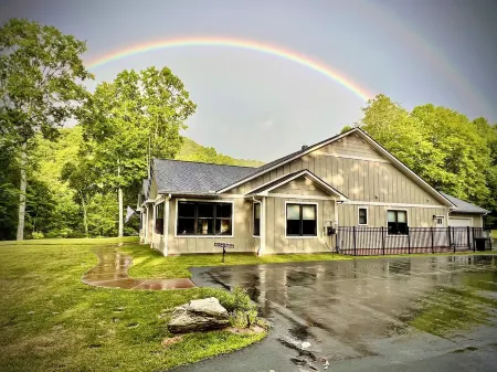 Luxury Mountain Home Retreat • Dog Spa + Hot Tub Near Wolf Laurel