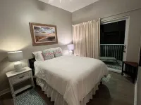 3Br Beach Condo Walk to Shops & Restaurants