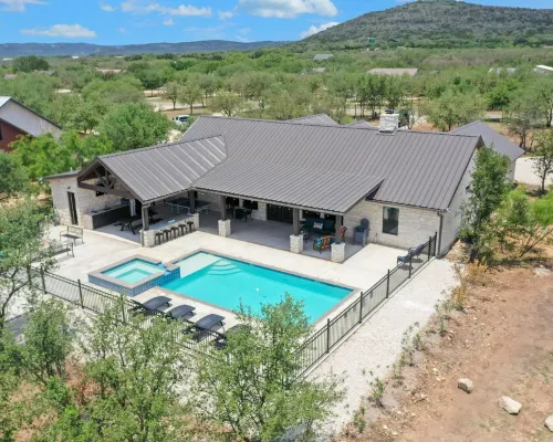 Bella Vida•Sleeps29, No Bunks•HeatedPoolOpt•QuietSubdiv•FREEFrioAccess@ConcanVIP Hotels in Concan