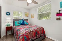 One of a Kind Vintage Lakefront Getaway on Lake Dunlap--W/D, fire pit, 4 tvs