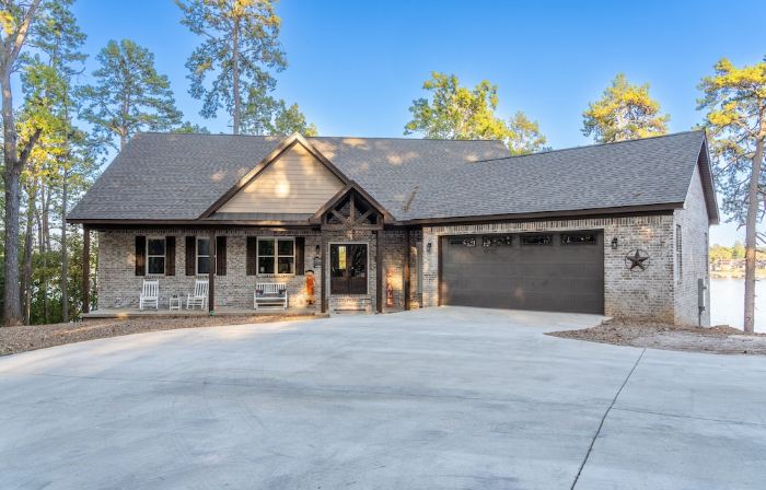 New Hot Springs Lakehouse with Double Stall Dock & Boat for Rent!