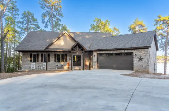 New Hot Springs Lakehouse with Double Stall Dock & Boat for Rent!