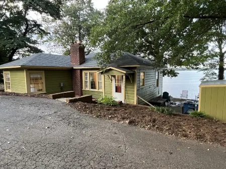 “The View” Lake Front Cottage w/Hot tub